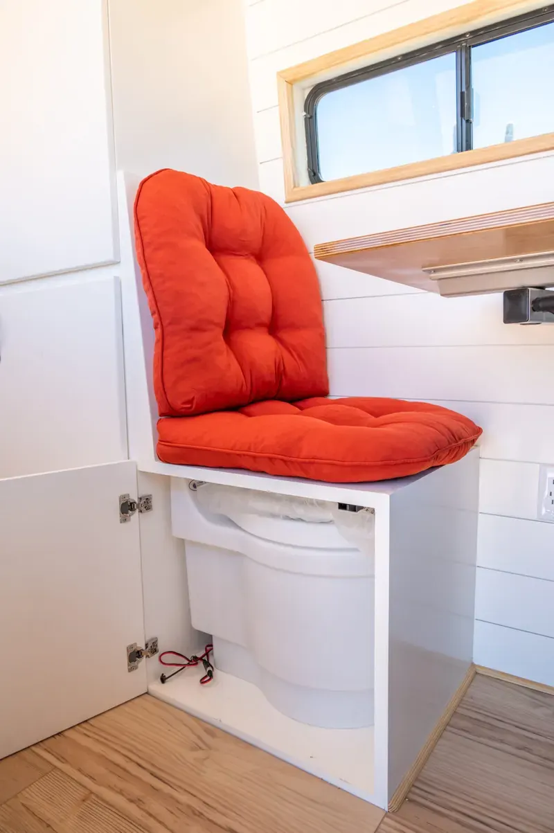 Laveo DryFlush Toilet